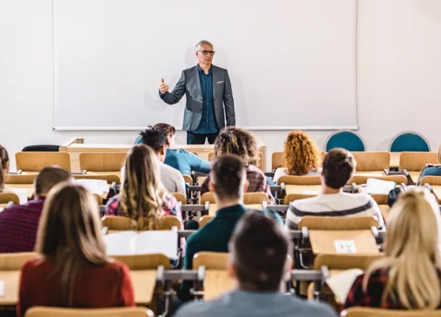 أفضل التخصصات الجامعية المطلوبة في سوق العمل الخليجي بعد الثانوية العامة 2026 2 تخصصات