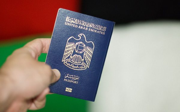 انتهاء الزيارة قبل إصدار تصريح العمل في الإمارات.. هل يجب المغادرة أم يمكن البقاء؟ 1 تصريح العمل في الإمارات