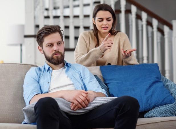 مشكلات الزوجة وأهل الزوج في الغربة.. أفضل الحلول لتجنب تفاقم الخلافات 2 زوج
