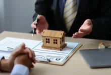 منع السفر بسبب قضية إيجارية في الإمارات.. هل يؤثر على إصدار الإقامة؟ 3 قضية إيجارية في الإمارات - تعبيرية