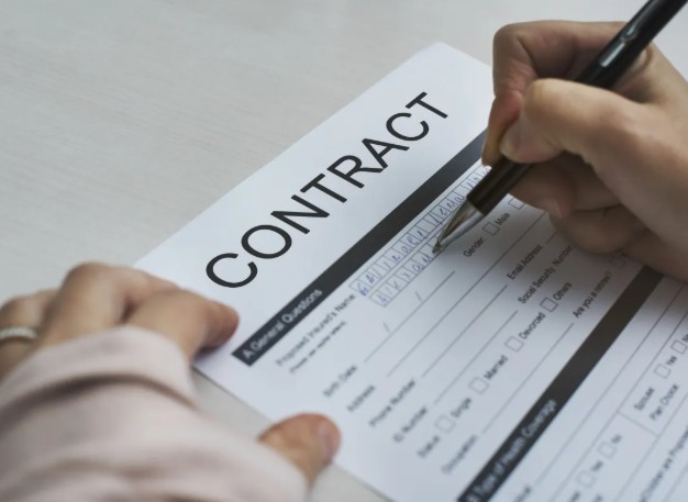 حقوق العامل قبل توقيع عقد العمل في السعودية.. كيف تتجنب البنود المجحفة؟ 1 كونت