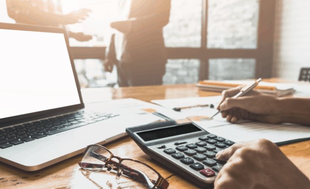 فرص عمل في الخليج للمصريين.. تخصصات تتصدر التوظيف هذا الأسبوع برواتب تنافسية 3 محاسب