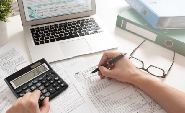 محاسب براتب 2500 ريال في حيرة.. هل يترك وظيفته بسبب أزمة السكن؟ 1 محاسب