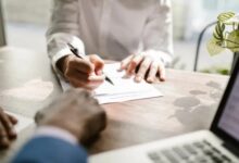 هل يؤثر تجديد عقد العمل تلقائيًا على مستحقات نهاية الخدمة في السعودية؟ 3 ممم 2