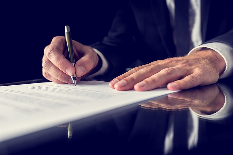 هل تحتاج الزوجة إلى تأشيرة خروج وعودة عند السفر بعد الاستقدام؟ 2 هل تحتاج الزوجة إلى خروج وعودة عند السفر بعد الاستقدام