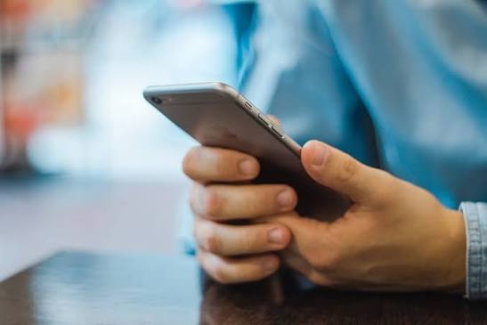 موبايل بشريحة eSIM أم شريحتين للمصريين في الخليج