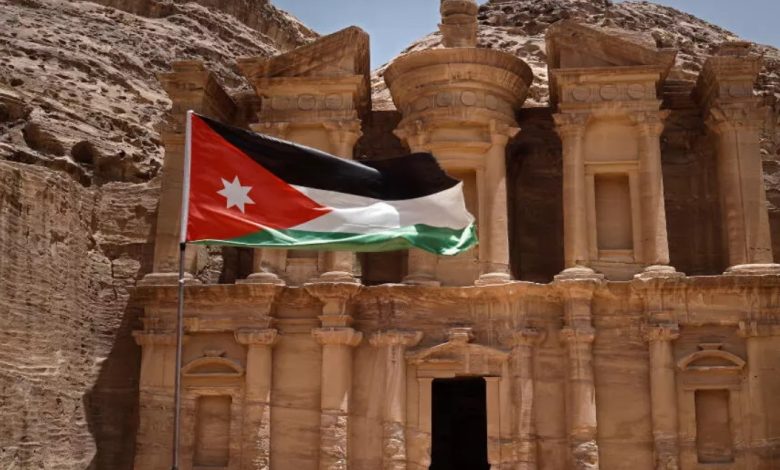 دخلت الأردن للزيارة وتريد العمل؟.. الفرق بين إقامة الزائر وتصريح العمل 1 أردن