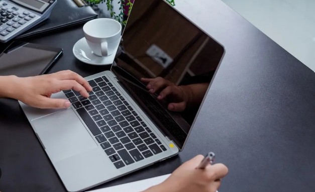 العمل بوظيفتين في السعودية.. هل هو مسموح أم يسبب مشكلات قانونية؟ 1 شخص