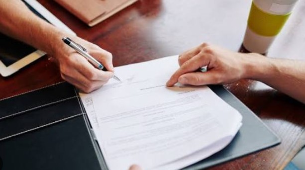 إنهاء عقد العمل أثناء الإجازة في السعودية.. حقوق العامل ومتى يحق له رفع دعوى؟ 2 عقد