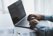 مهنة الإقامة مختلفة عن شغلك؟.. مخاطر قانونية وخطوات تصحيح الوضع 4 لابتوب