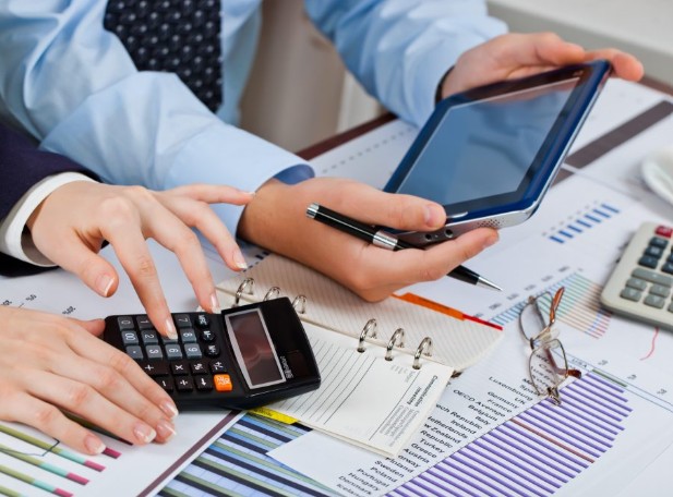 أيهما أفضل للمحاسب في السعودية؟.. راتب 2200 ريال مع إجازة أسبوعية أم 3350 ريال بدون راحة؟ 2 محاسب