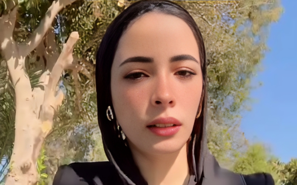 دينا عزت بعد إخلاء سبيلها