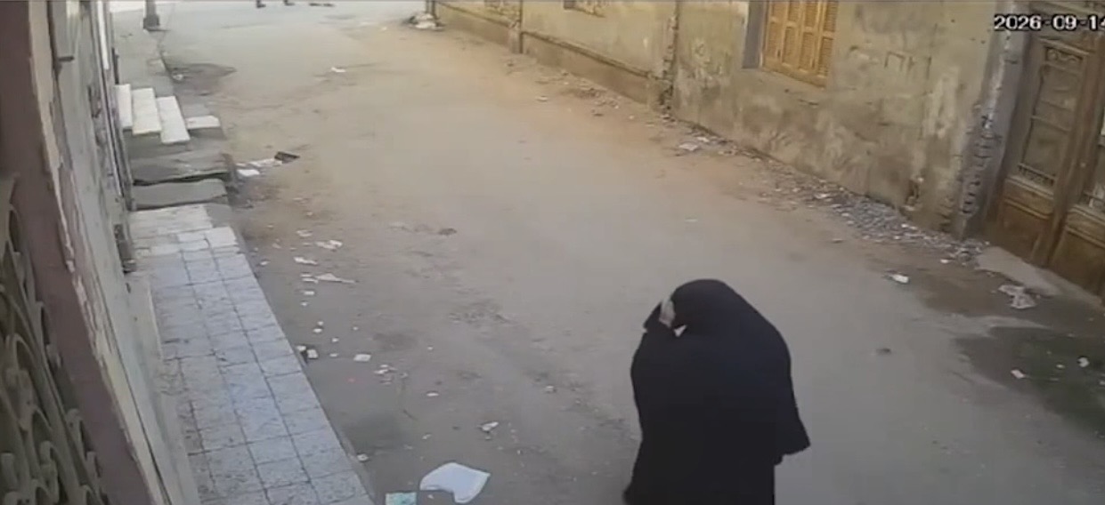 حيلة «الإغماء» لسرقة الذهب.. 4 سيدات يستهدفن مسنة بمشغولات قيمتها 120 ألف جنيه 2 صورة متداولة من فيديو السرقة