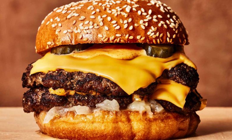عروض اليوم الوطني السعودي للمطاعم.. 4 برجر وبطاطس ومشروبات بـ96 ريالًا 1 MSG Smash Burger FT RECIPE0124 d9682401f3554ef683e24311abdf342b