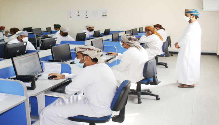 وظائف سلطنة عمان.. وزارة العمل تتحرك لتأهيل الباحثين عن عمل لمهن المستقبل المطلوبة في السوق 2 وظائف سلطنة عمان