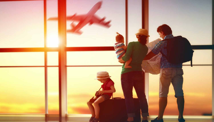 شروط تمديد الزيارة العائلية المفردة في السعودية للمرة الثالثة ومدة التجديد والرسوم المطلوبة 1 airport family travel kids Depositphotos105474730s 2