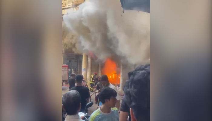 حريق يلتهم محل ملابس في الشورجة بالعراق بسبب ماس كهربائي.. ماذا حدث؟ 2 حريق يلتهم محل ملابس في الشورجة بسبب تماس كهربائي