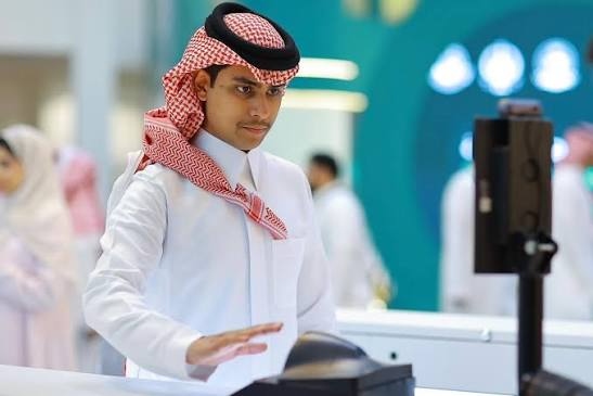الجوازات السعودية تستعرض البوابة الإلكترونية اللاتلامسية الجديدة.. عبور ذاتي دون وثائق أو بصمات 2 البوابة الإلكترونية اللاتلامسية في السعودية