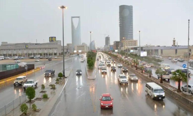 أمطار غزيرة وسيول وبرد.. تحذير جوي على عدة مناطق بالسعودية 1 أمطار