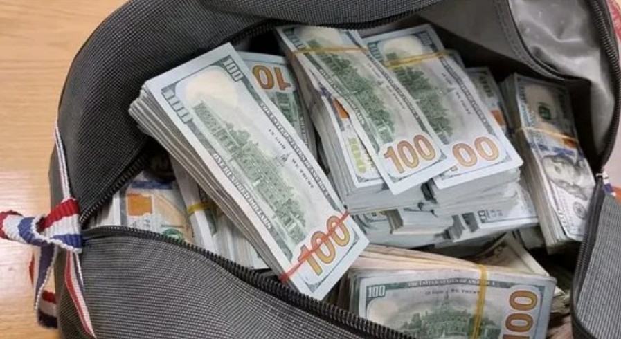 حقيبة بها 60 ألف دولار مزيف.. القبض على شخصين بتهمة ترويج عملات مقلدة في البحرين 2 دولار