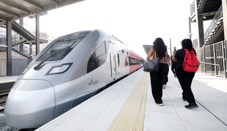 قطار الاتحاد بين دبي وأبوظبي 2026.. أسعار التذاكر ومواعيد الرحلات والحجز الإلكتروني 1 قطار