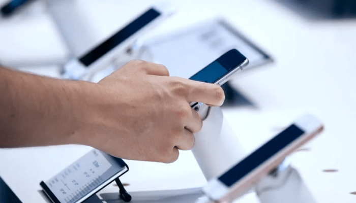 شراء هاتف بالتقسيط في الإمارات.. كيف تحسب التكلفة الفعلية قبل التوقيع؟ 1 شراء هاتف بالتقسيط في الإمارات