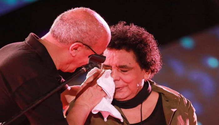 صورة بكاء محمد منير تشعل الجدل على مواقع التواصل