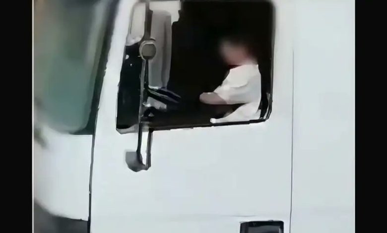 ضبط فتى يبلغ 16 عامًا يقود شاحنة في الأردن.. حجز المركبة وملاحقة مالكها قانونيًا 1 ضبط طفل يقود شاحنة في الأردن