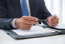 Manos sobre documentos papeles o 1
