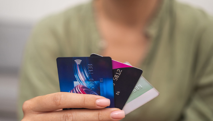 انتهاء صلاحية البطاقة البنكية المصرية أثناء الإقامة في البحرين.. كيف تطلب بديلًا من الخارج؟ 2 انتهاء صلاحية البطاقة البنكية المصرية أثناء الإقامة في البحرين