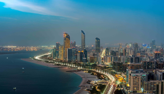 الانتقال من دبي إلى أبوظبي للعمل