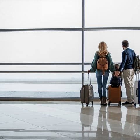 بعد إلغاء إقامة الكفيل في الإمارات.. كم تبلغ مهلة الزوجة والأبناء لتعديل أوضاعهم؟ 2 مهلة الزوجة والأبناء بعد إلغاء إقامة الكفيل في الإمارات