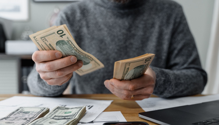 وعدوك بعمولة ولم تُكتب في العقد.. كيف تثبت مستحقاتك في الكويت؟ 2 آليات إثبات مستحقاتك في الكويت
