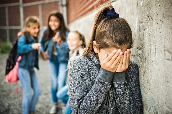 التنمر بسبب اللهجة أو الجنسية.. كيف تحمي الأسرة المصرية طفلها في مدرسة خارج البلاد؟ 2 ff