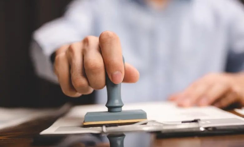 مهلة الزوجة والأبناء بعد إلغاء إقامة الكفيل في الإمارات