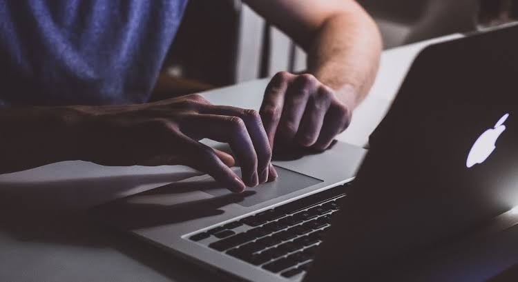 نقل خدمات العامل دون موافقة صاحب العمل