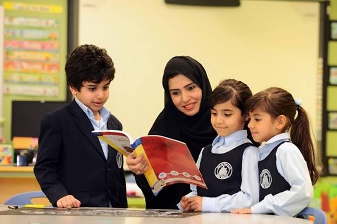 ابنك يحتاج معلما مساعدا في مدرسة بالإمارات.. كيف تختار الخدمة وتراجع تكلفتها؟ 2 تكلفة المعلم المساعد في مدارس الإمارات