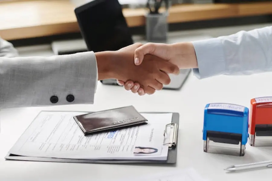 التقديم على شنغن من الإمارات للمصريين.. كيف تؤثر صلاحية الإقامة على قبول ملف التأشيرة؟ 2 التقديم على شنغن من الإمارات للمصريين