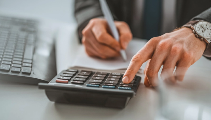 تحويل مدخرات نهاية الخدمة من الإمارات إلى مصر دفعة واحدة
