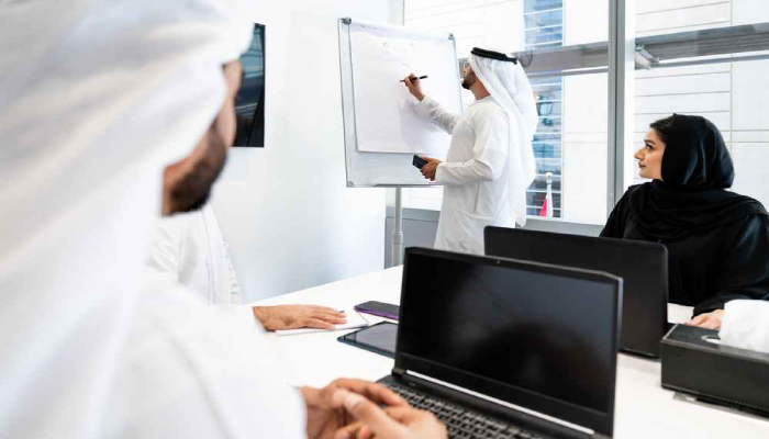 تغيير جهة العمل في الإمارات.. تعرف على الشروط 2 تغيير جهة العمل في الإمارات 2026