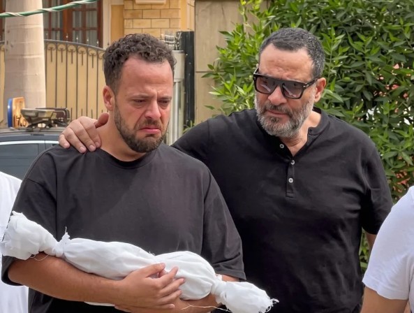ماجد المصري ينهار بالبكاء خلال تشييع جنازة حفيده بعد أيام من ولادته 1 جججج