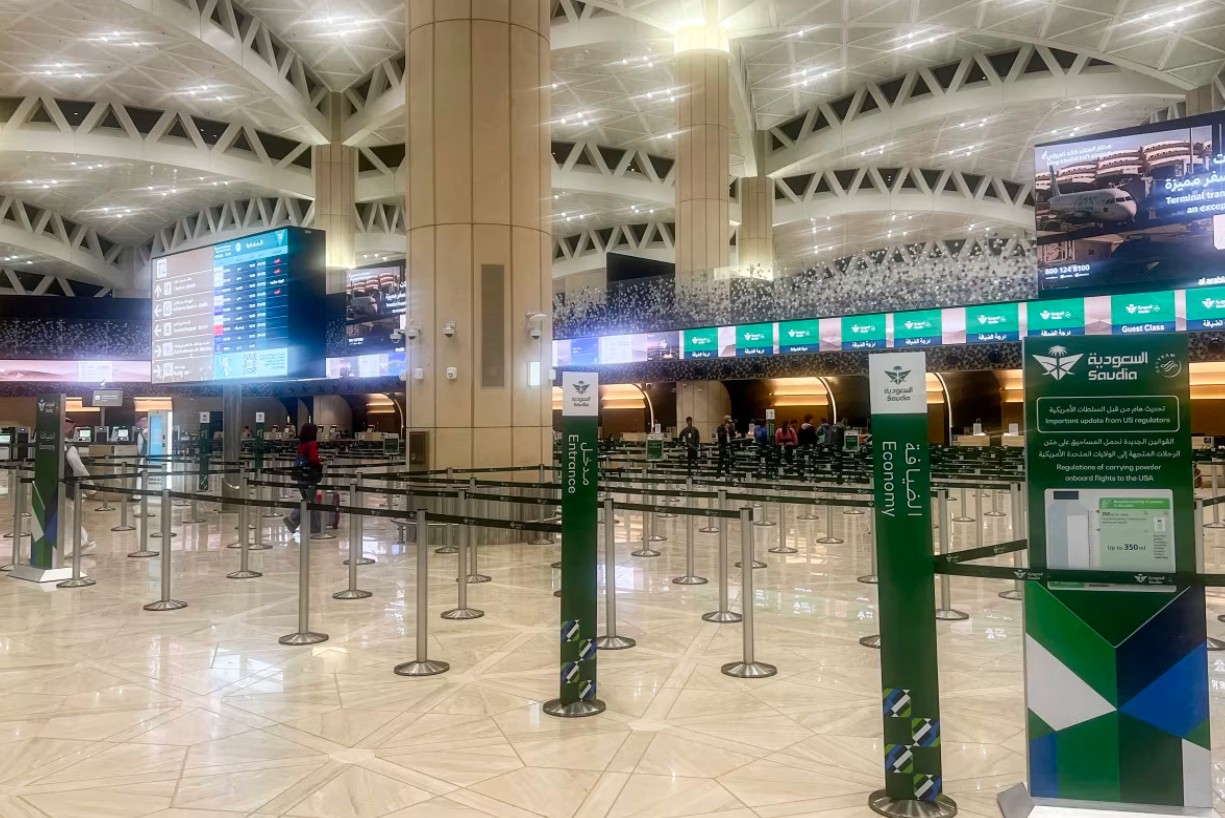 اضطرابات مطار الرياض اليوم.. إلغاء 11% من الرحلات المغادرة وتأخيرات مستمرة 2 خالد 1