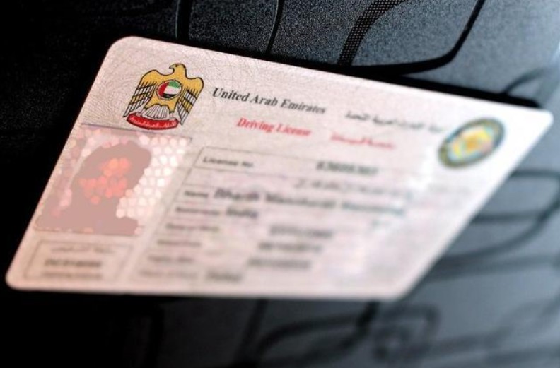 رخصة القيادة في الإمارات للمقيمين.. خطوات استخراجها والرسوم والمستندات المطلوبة 2 رخصة