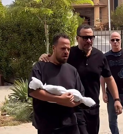 ماجد المصري ينهار بالبكاء خلال تشييع جنازة حفيده بعد أيام من ولادته 2 ماجد